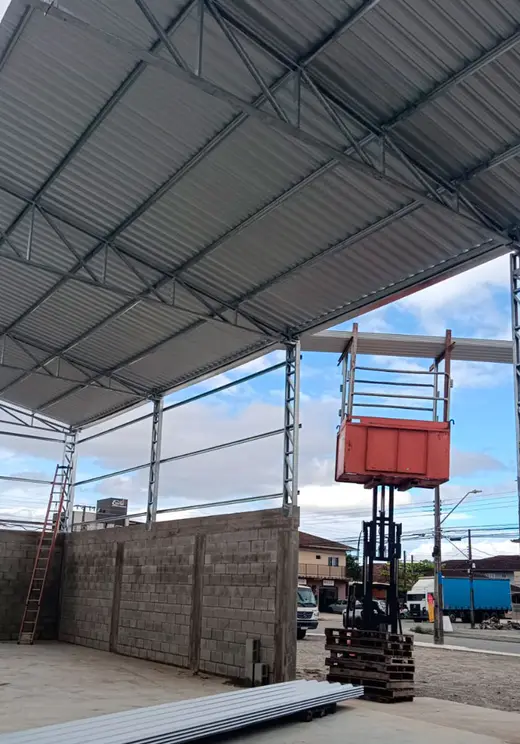 Cobertura metálica para galpão comercial