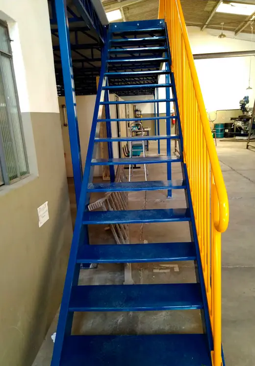 Escada metálica com pintura eletrostática