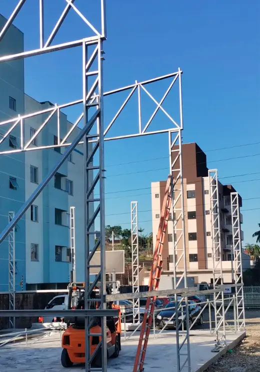 Montagem de estrutura metálica para galpão industrial