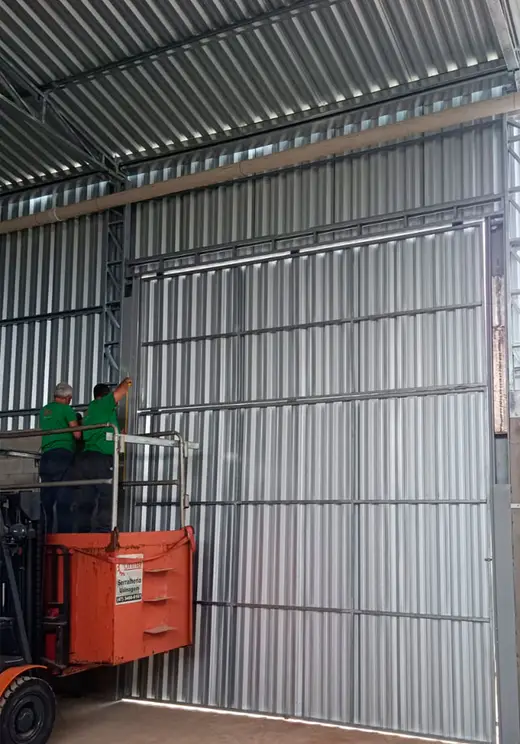 Instalação de portão metálico em galpão industrial