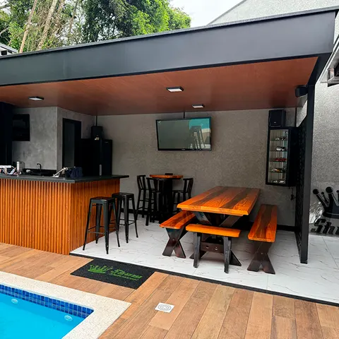 Cobertura metálica em área de lazer com piscina